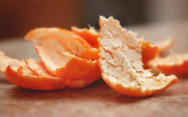 Sử dụng vỏ cam quýt để khử mùi hôi phòng ngày mưa