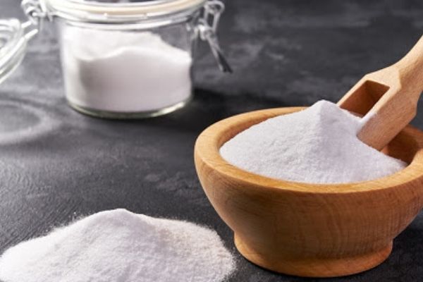 Khử mùi xăng xe bằng baking soda