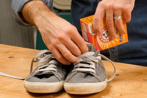 Khử mùi giày bằng baking soda